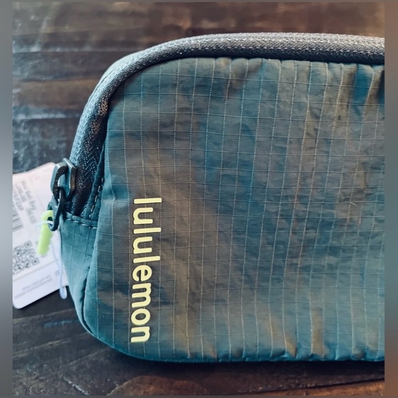 Lululemon Mini Belt Bag 0.7L NWT - Picture 4 of 13